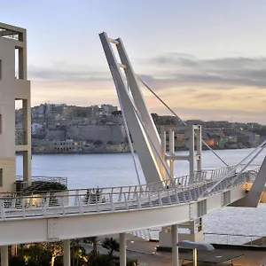 Deluxe Steps To St George's Bay Appartamento